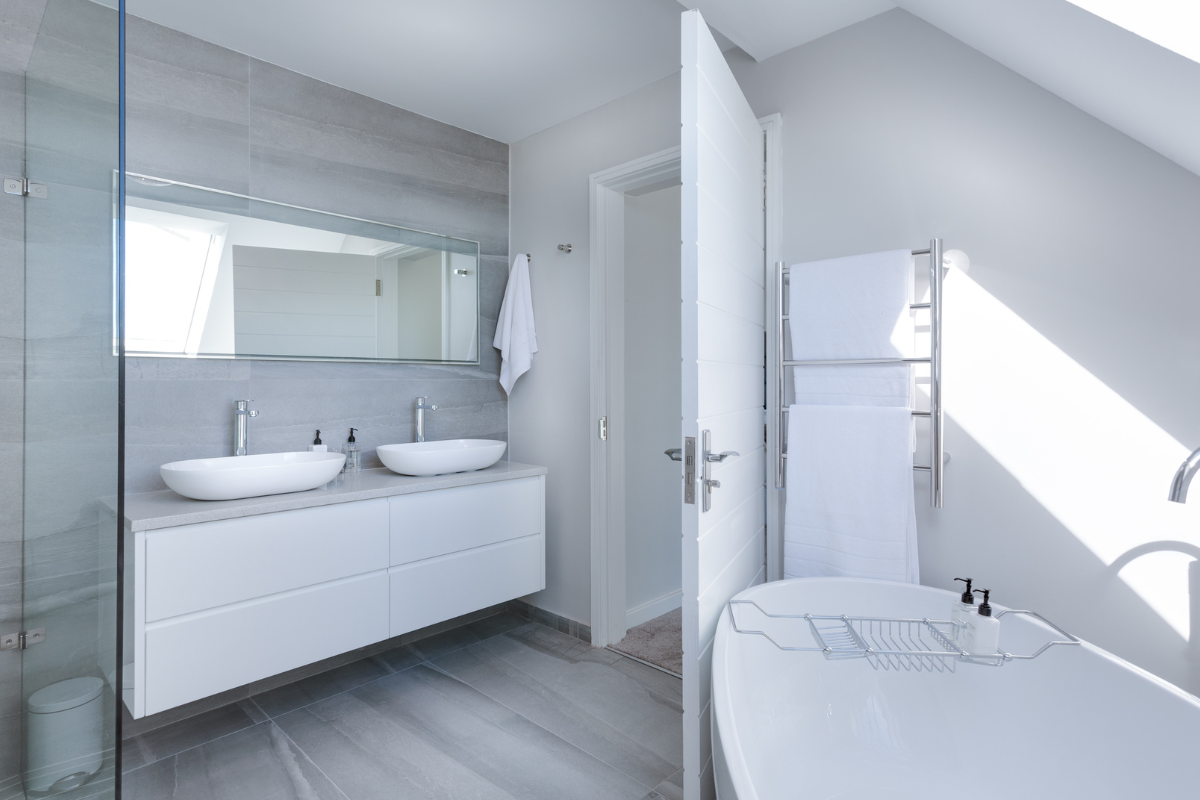 Deep Cleaning (9 Bathrooms)